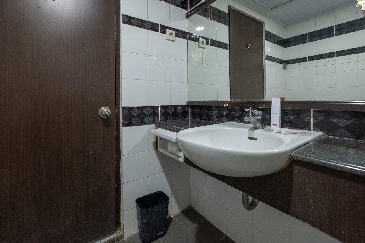 Oyo 628 Losari Metro Macáçar Exterior foto